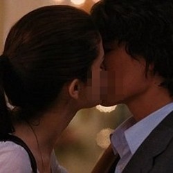 Ups! Selena Gomez Ciuman Bibir dengan Cowok Lain