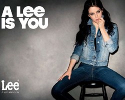 Cucu Elvis Presley Jadi Model Iklan Jeans