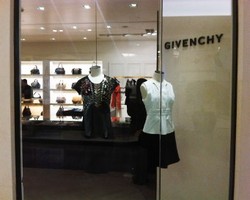 Wow! Rumah Mode Givenchy Kini Hadir di Jakarta