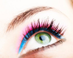 Tips Memakai Eyeliner Warna Terang