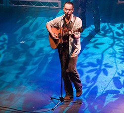 Dave Matthews Hadiahi Ultah Blue Man Group dengan Konser Akustik