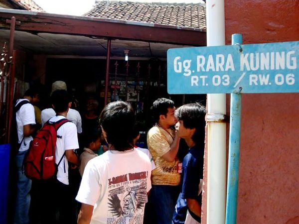 Rumah Terduga Pelaku Bom Cirebon Jadi Tontonan