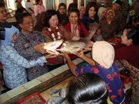 Mendag Sambangi Pedagang di Pacitan