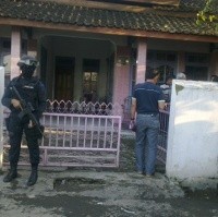 2 Jam Berlalu, Polisi Terus Geledah Rumah Mertua Sarip