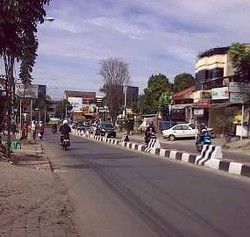 Proyek Pembatas Jalan Surya Sumantri Selesai Pekan Depan