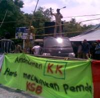 Tuntut Saham Newmont, Ribuan Warga Sumbawa Bentrok dengan Polisi