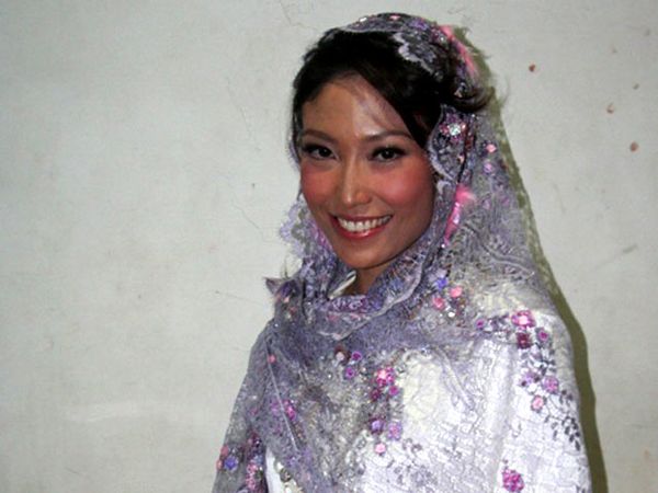 Ayu Dewi Mencoba Tegar