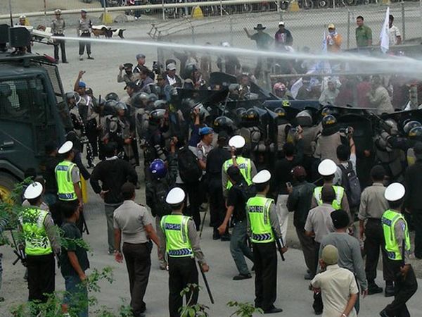 Aksi Warga Menentang Newmont 