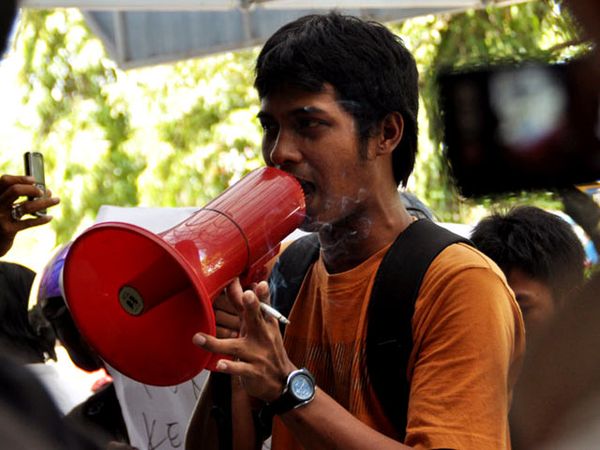 Aksi Protes Pungutan Liar PLN Aksi Protes Pungutan Liar PLN