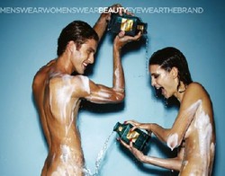 Dua Model Bugil dalam Iklan Kosmetik Tom Ford