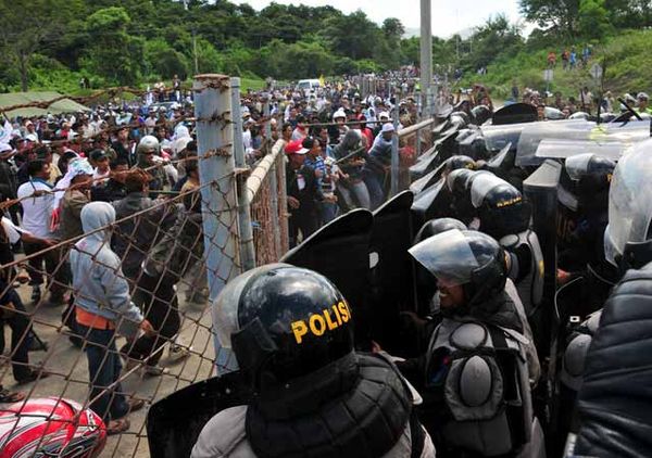 Warga Sumbawa dan Polisi Bentrok