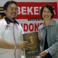 Kunjungi PKS Jatim, Konjen AS Dihadiahi Al-Quran