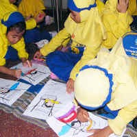 Asyiknya Menggambar Kartini dan Lapindo di Atas Komuter