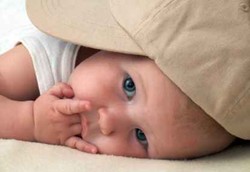 Kebiasaan Bayi Masukkan Tangan ke Mulut Bisa Melatih Kemampuan Makan 