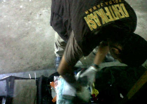 Polisi Temukan Rangkaian Bom di Rumah Adik Syarif  