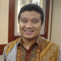 Erwin Aksa Ajukan Diri Diiringi Gadis-gadis Seksi