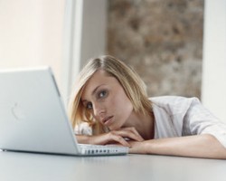 Wanita Suka Mata-matai Mantan Pacar Lewat Facebook