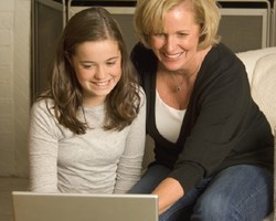 5 Cara Terpopuler Orangtua Saat Memata-matai Anak