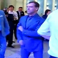 Presiden Rusia Asyik Berjoget di Acara Reuni Universitas