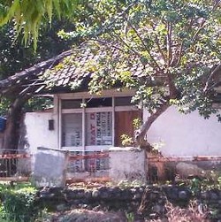 Rumah Dinas Hakim Beratap Daun & Berjendela Spanduk