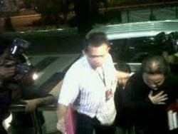 Tenteng Sajadah, Sekretaris Kemenpora Jalani Pemeriksaan di KPK