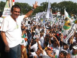 Penyuara Orang Pinggiran itu Telah Pergi, Franky Sahilatua (1953 -2011)