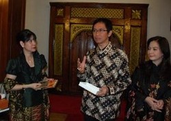 Addie MS Rekam 25 Lagu Daerah Indonesia di Praha