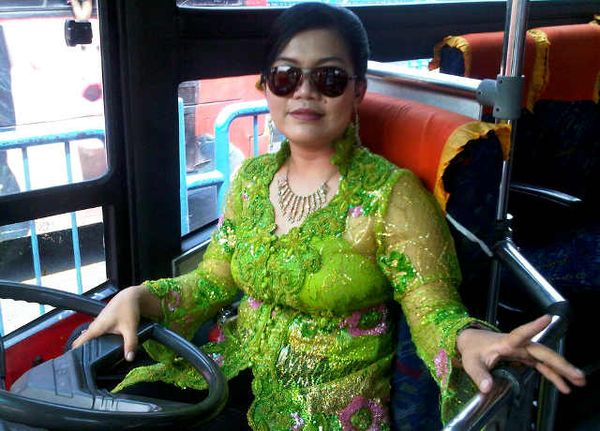 Sopir TransJ Berkebaya