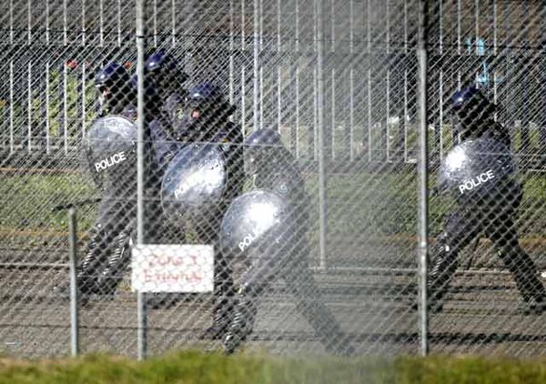 Pencari Suaka di Australia Rusuh