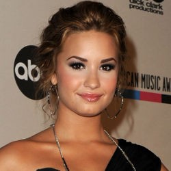 Demi Lovato Juga Alami Gangguan Kejiwaan