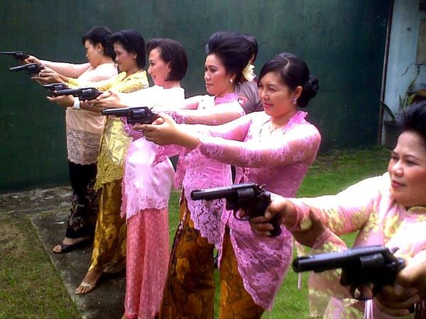 Kartini Polri Latihan Menembak