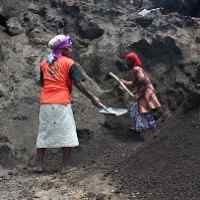 Kisah Dua Janda Penambang Pasir di Hari Kartini