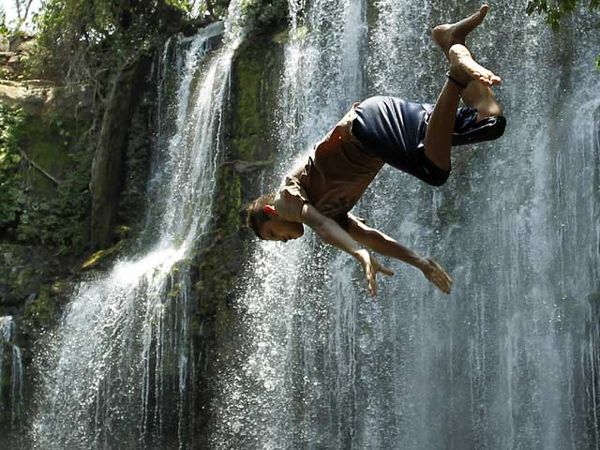 Melompat di Air Terjun Llanos del Cortes