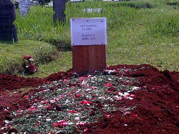 M Syarif Dimakamkan di TPU Pondok Rangon