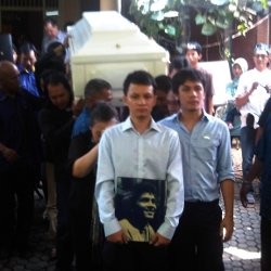 Jenazah Franky Sahilatua Menuju TPU Tanah Kusir