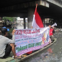 Peringati Hari Bumi, Aktivis Lokalisasi Kremil Susuri Sungai Sampah