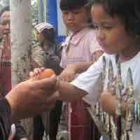 Bagi-bagi Telur Paskah untuk Mucikari & PSK Kremil
