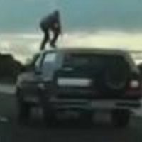 Pria Nekat Berseluncur di Atap Mobil 