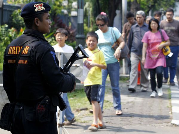 Gereja Katedral Dijaga Ketat