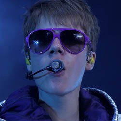 Jelang Konser, Pernak-pernik Justin Bieber Laku Keras
