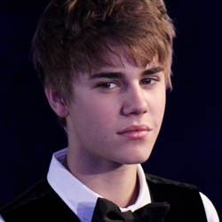 Pria Mirip Justin Bieber Melambai, Ribuan ABG Histeris