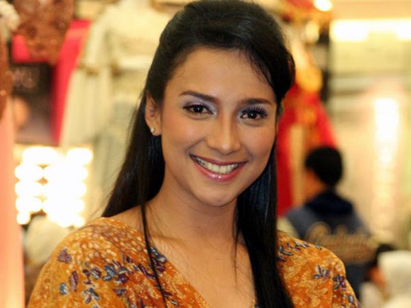 Shahnaz Haque Berbatik Coklat