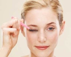 4 Langkah Tepat Bersihkan Riasan Mata