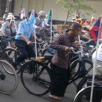 106 Bendera Asia-Afrika Diarak Pakai Ontel Keliling Bandung