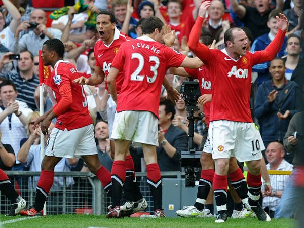 Chicharito Hadirkan Tiga Poin