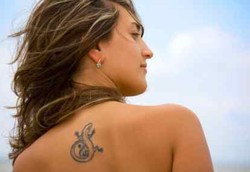 Teknik Hapus Tato dari Laser Sampai Mengiris Kulit