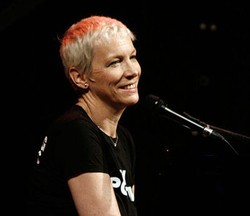 Annie Lennox Tidak Mungkin Tur Konser Lagi