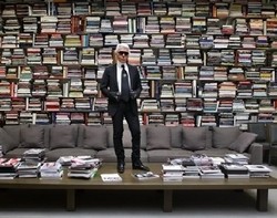 Karl Lagerfeld Bantah Ciptakan Parfum Buku