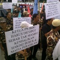 Massa Berseragam FKPPI Lempari PN Bandung dengan Telur dan Tomat