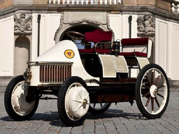 Mobil Hybrid Pertama di Dunia